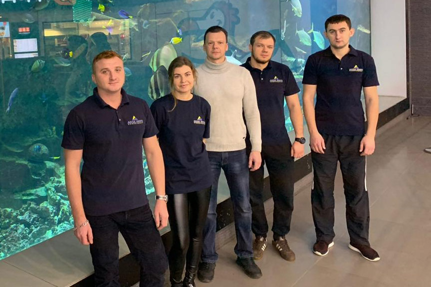 Команда обслуживания панорамного морского аквариума ТРЦ «МегаГРИНН» в Курске